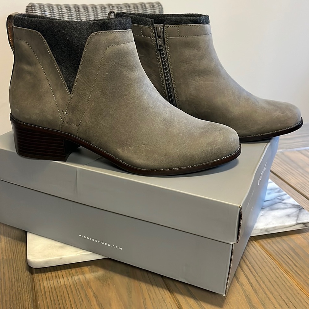NIB Vionic Hope Joslyn Heeled Ankle Boot in Charcoal